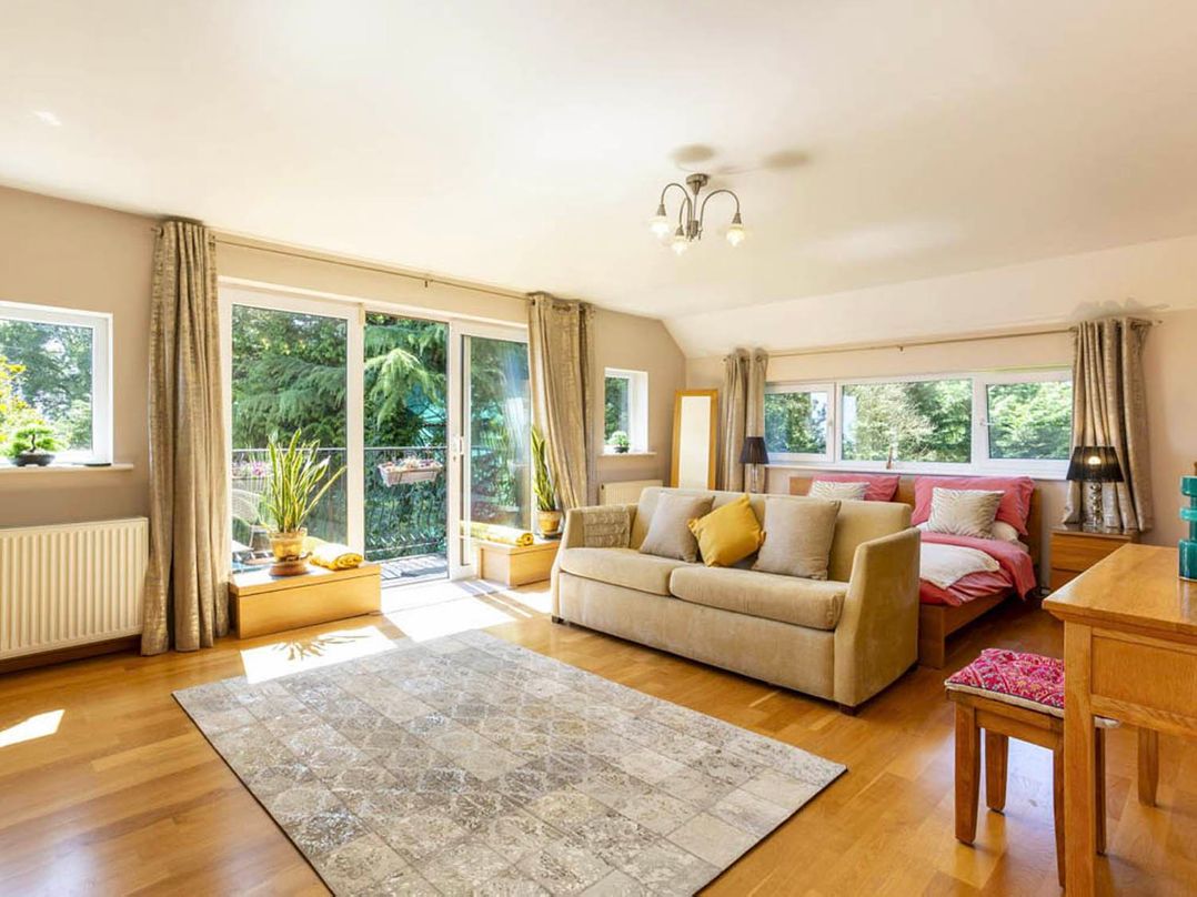 Sleeps 10 to 18 Parking Garden Pool Hot Tub Balcony