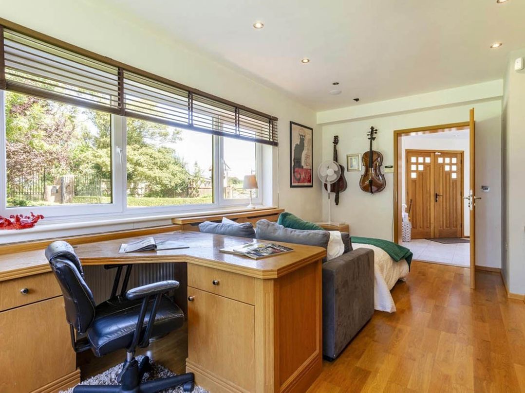 Sleeps 10 to 18 Parking Garden Pool Hot Tub Balcony