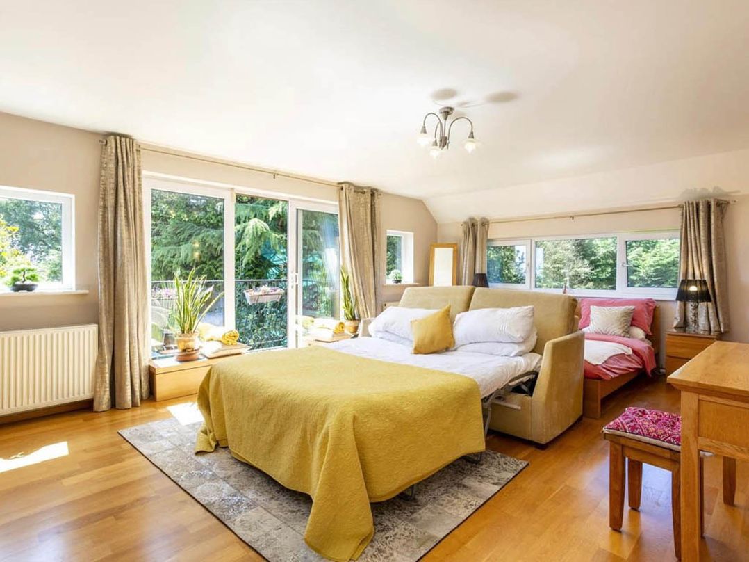 Sleeps 10 to 18 Parking Garden Pool Hot Tub Balcony