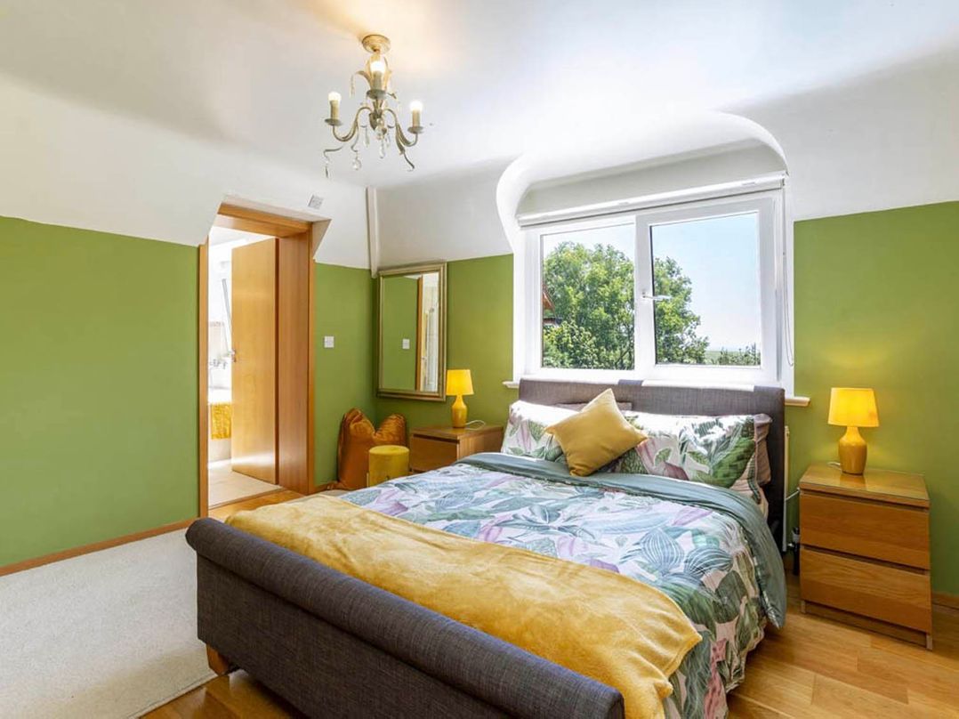 Sleeps 10 to 18 Parking Garden Pool Hot Tub Balcony