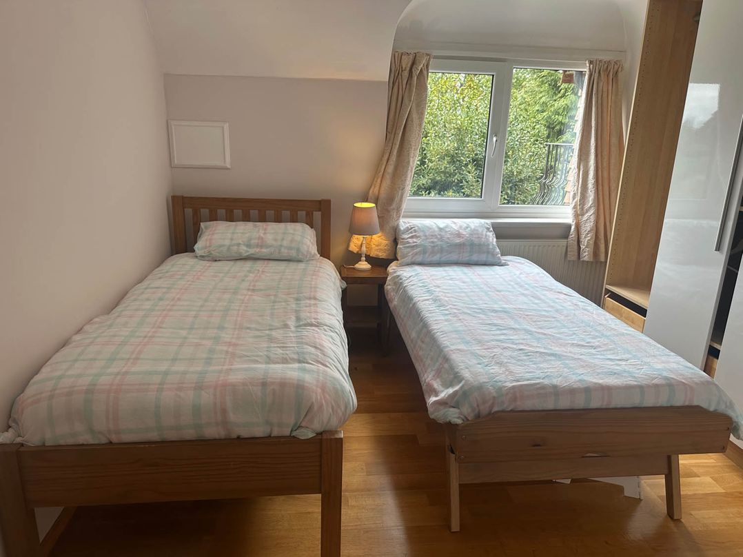 Sleeps 10 to 18 Parking Garden Pool Hot Tub Balcony