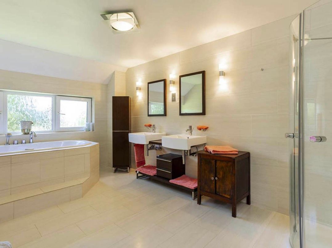 Sleeps 10 to 18 Parking Garden Pool Hot Tub Balcony