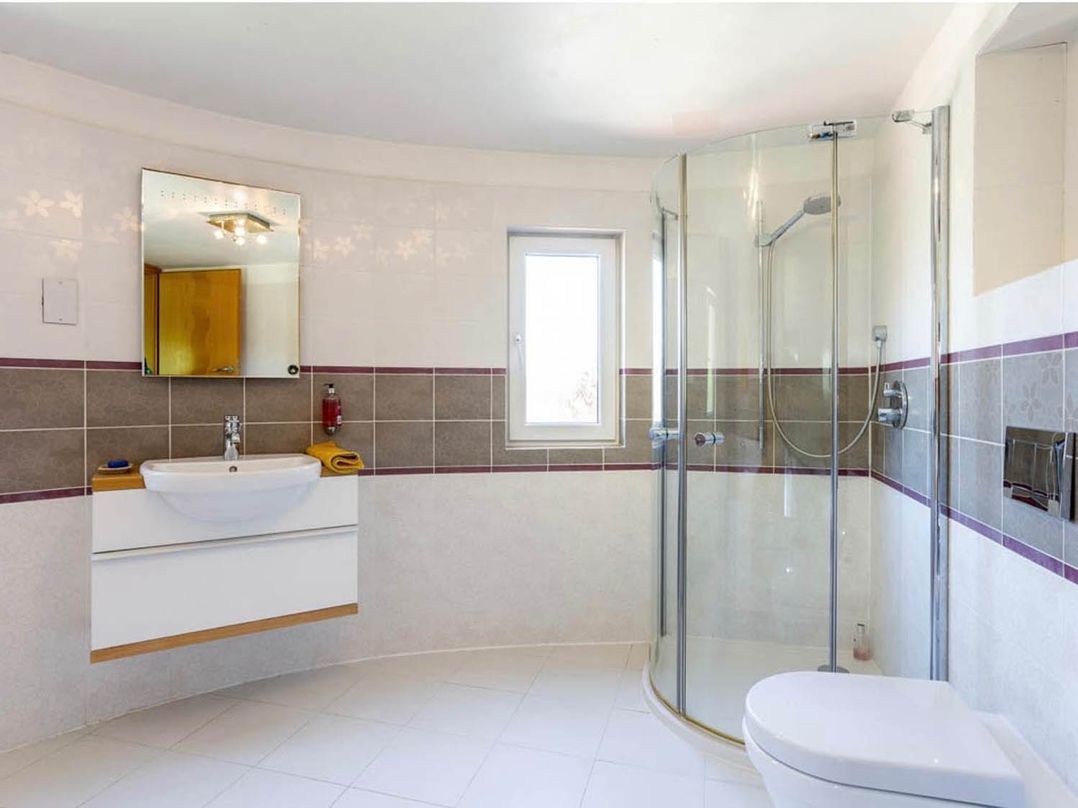 Sleeps 10 to 18 Parking Garden Pool Hot Tub Balcony