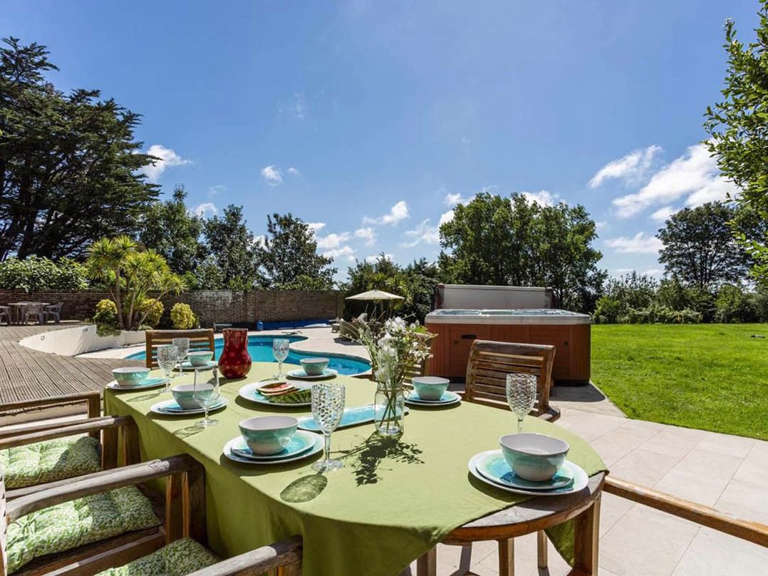 Sleeps 10 to 18 Parking Garden Pool Hot Tub Balcony