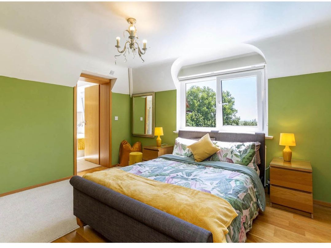 Sleeps 10 to 18 Parking Garden Pool Hot Tub Balcony