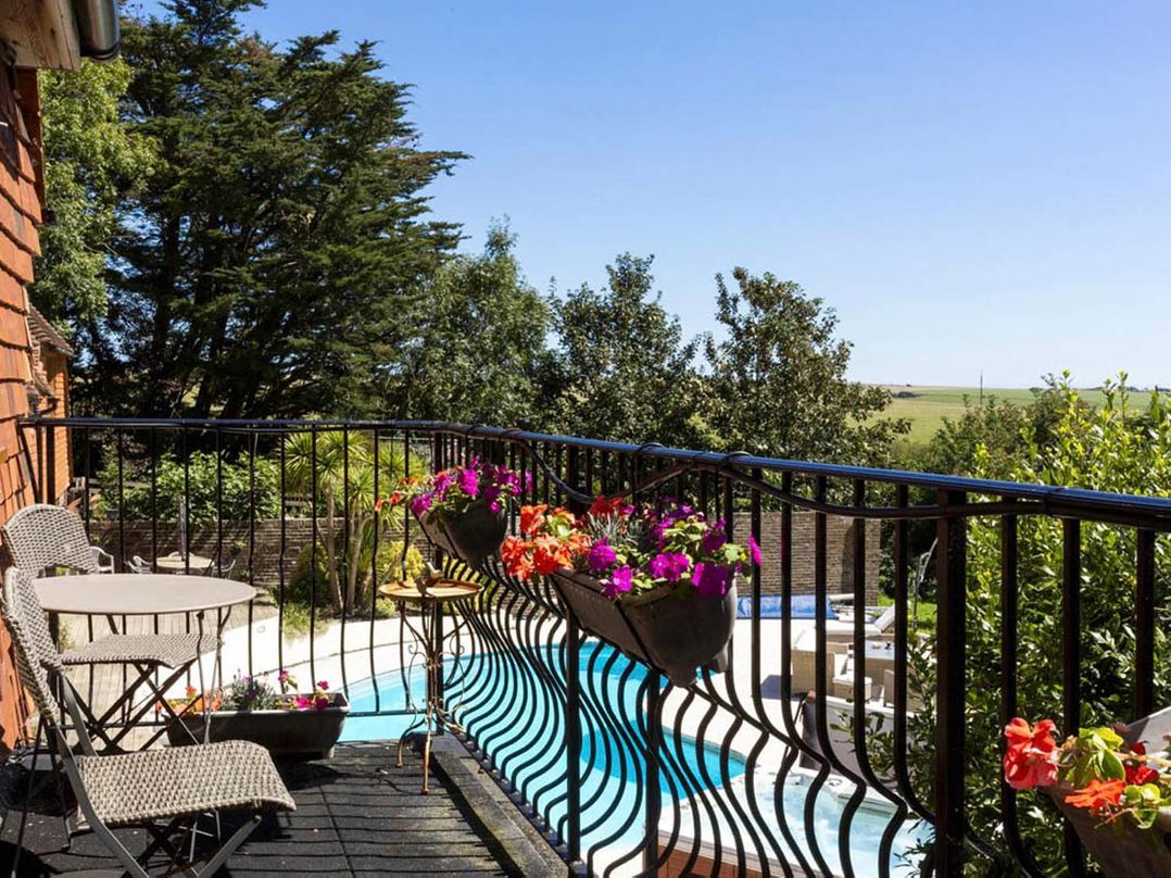 Sleeps 10 to 18 Parking Garden Pool Hot Tub Balcony