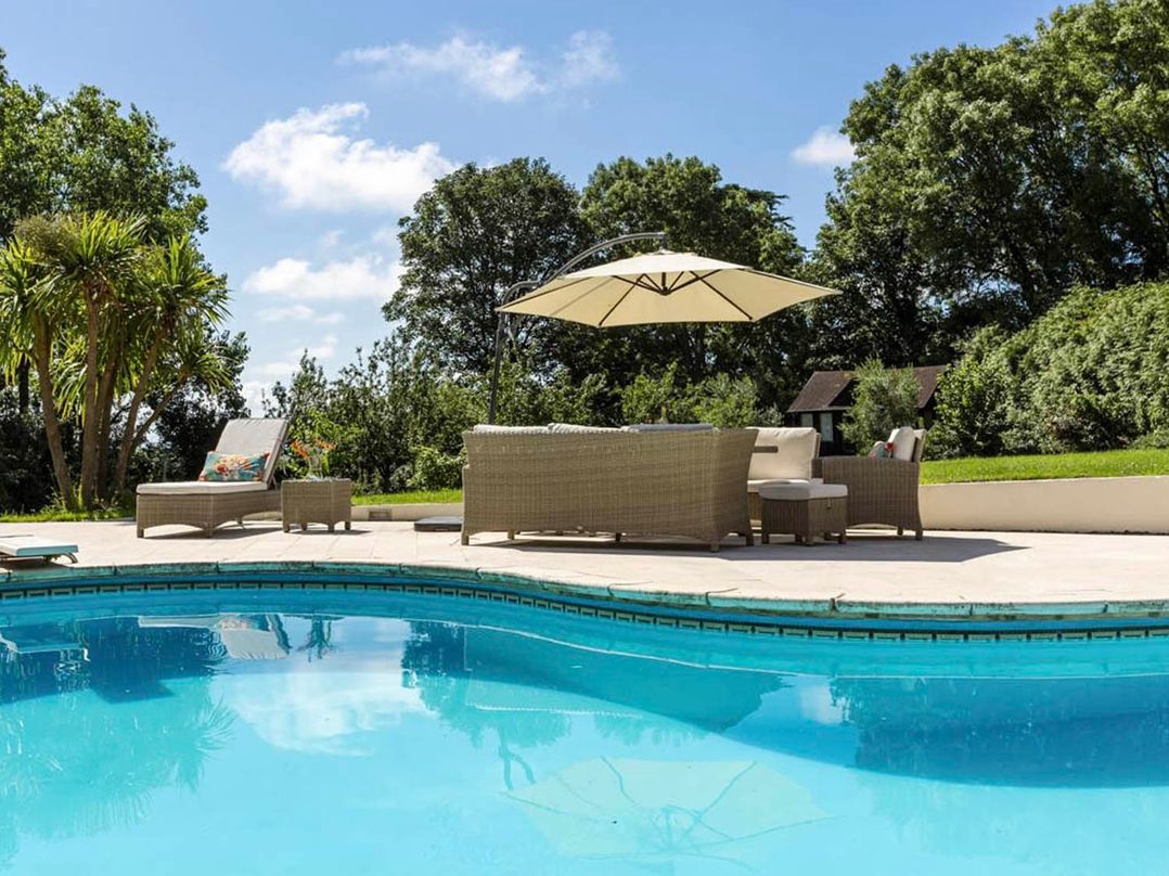 Sleeps 10 to 18 Parking Garden Pool Hot Tub Balcony