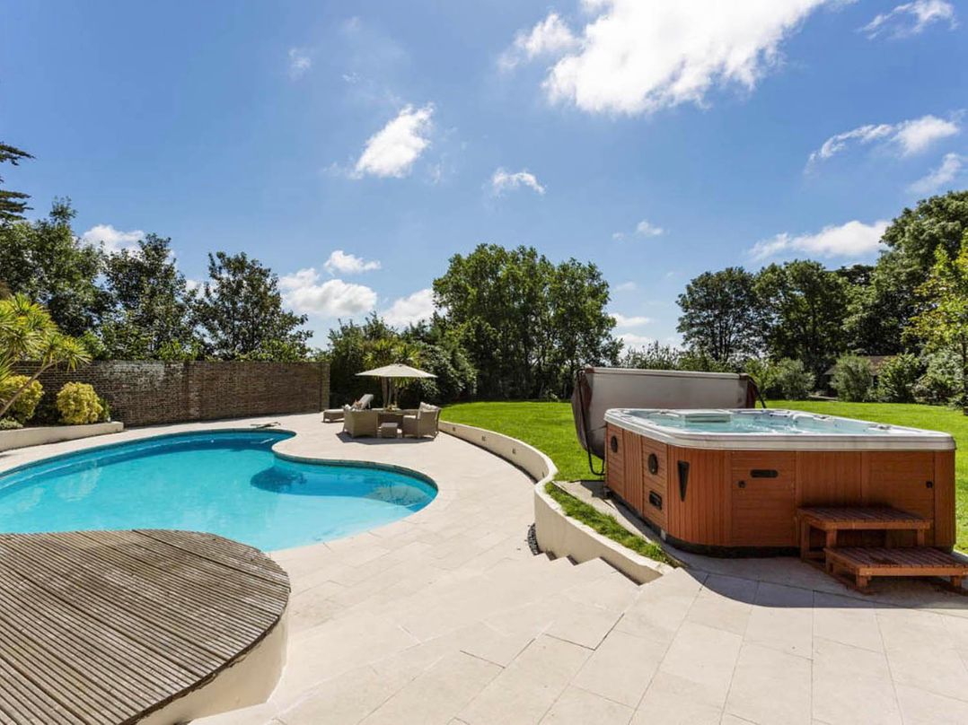 Sleeps 10 to 18 Parking Garden Pool Hot Tub Balcony