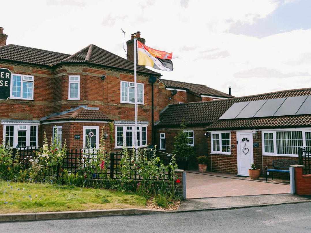 1 Bed Sleeps 3 Free Parking Pets Allowed
