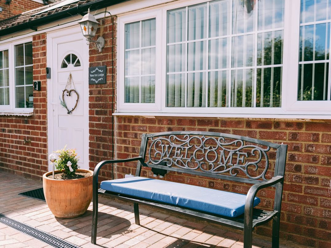 1 Bed Sleeps 3 Free Parking Pets Allowed