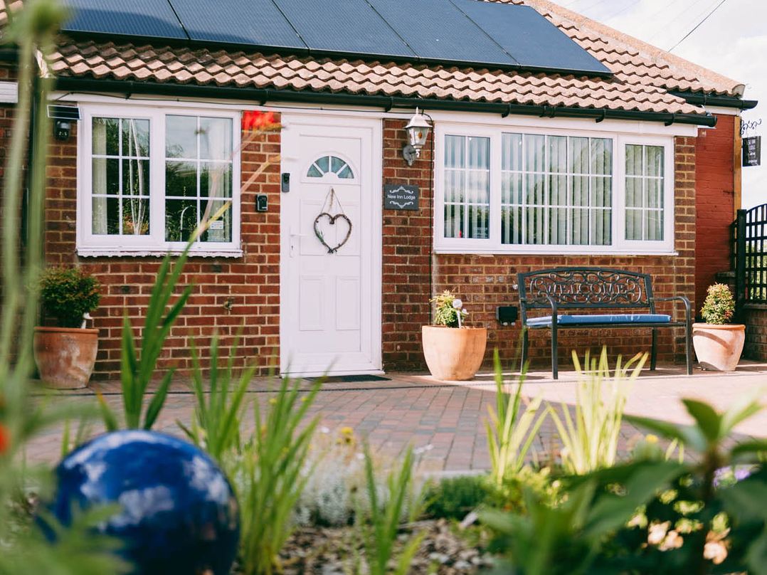 1 Bed Sleeps 3 Free Parking Pets Allowed
