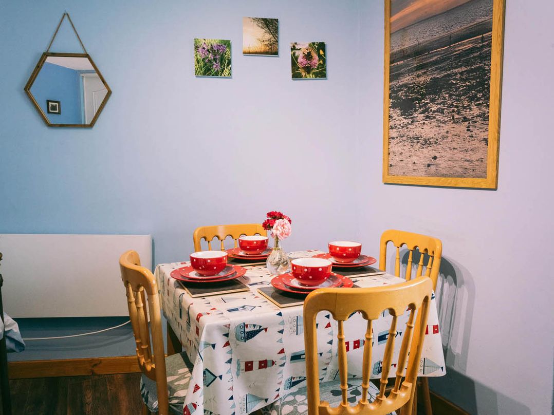 1 Bed Sleeps 3 Free Parking Pets Allowed