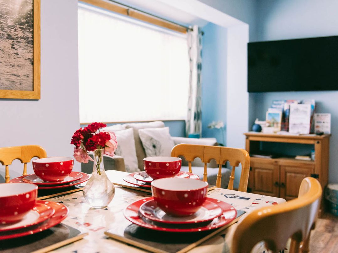 1 Bed Sleeps 3 Free Parking Pets Allowed