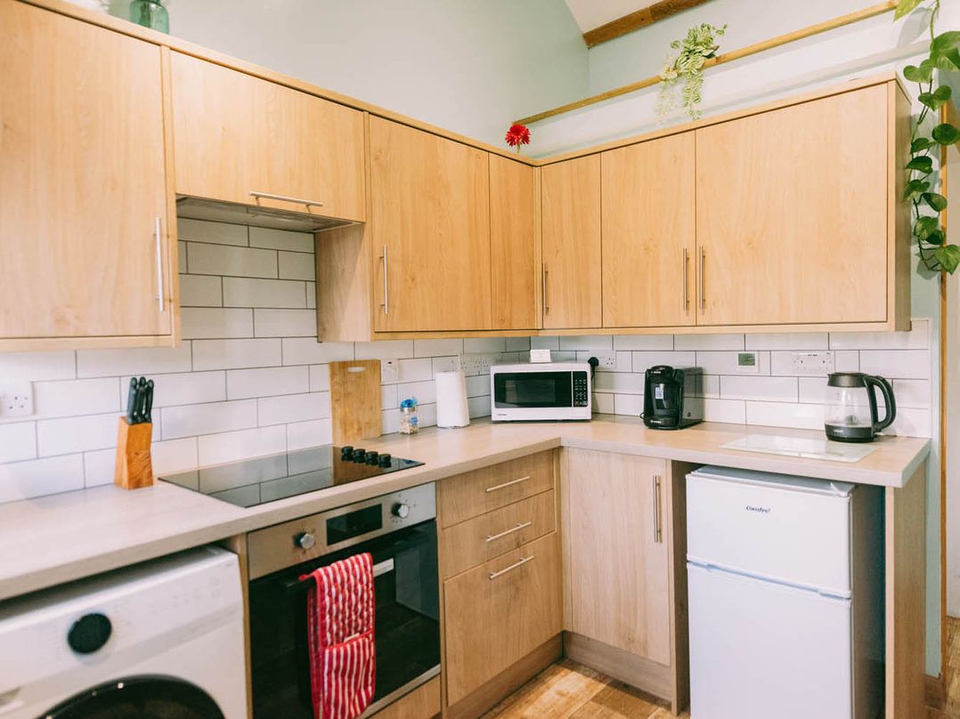 1 Bed Sleeps 3 Free Parking Pets Allowed