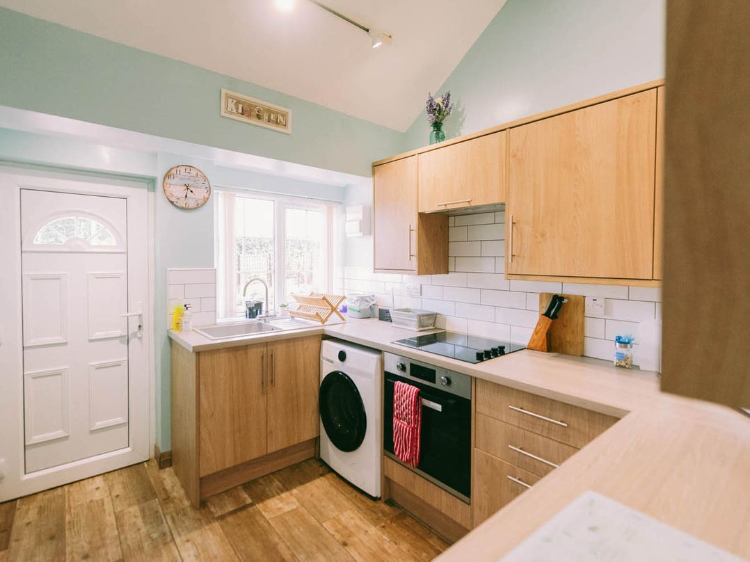 1 Bed Sleeps 3 Free Parking Pets Allowed