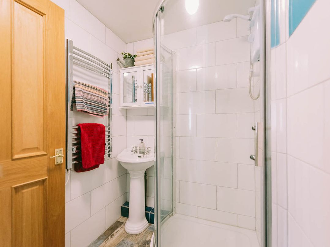 1 Bed Sleeps 3 Free Parking Pets Allowed