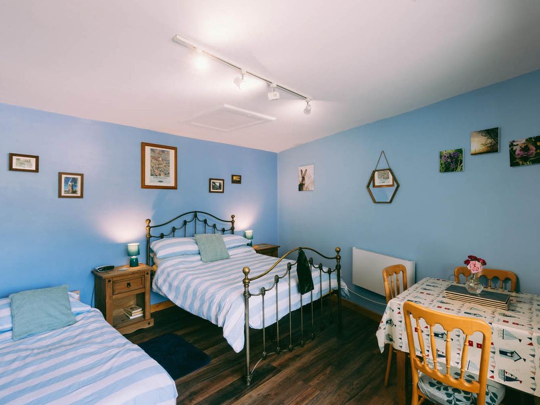1 Bed Sleeps 3 Free Parking Pets Allowed