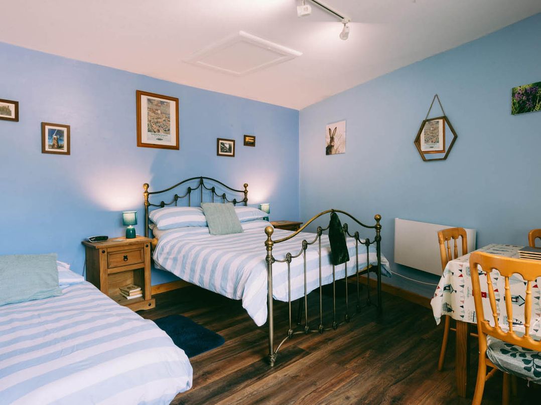 1 Bed Sleeps 3 Free Parking Pets Allowed