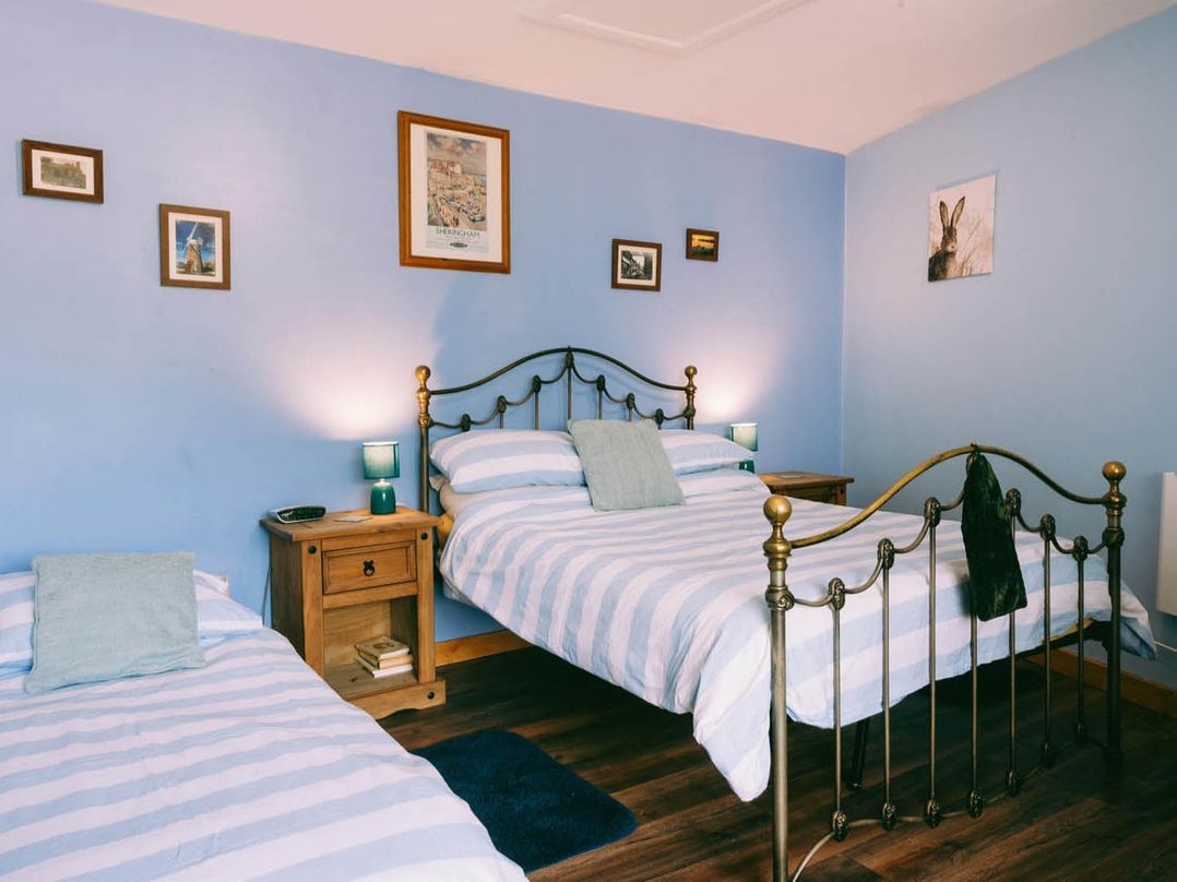 1 Bed Sleeps 3 Free Parking Pets Allowed