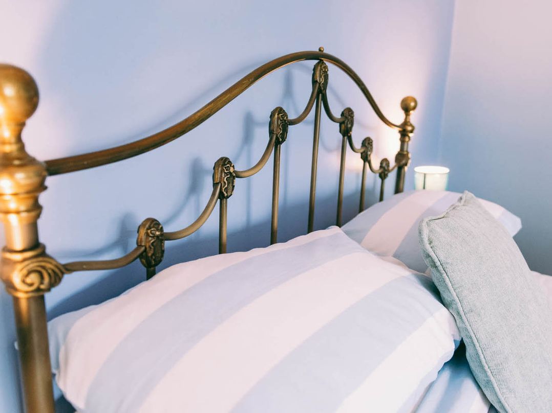 1 Bed Sleeps 3 Free Parking Pets Allowed