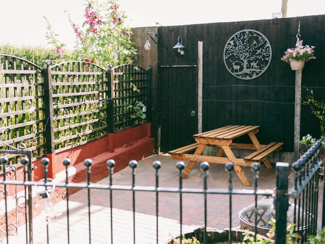 1 Bed Sleeps 3 Free Parking Pets Allowed