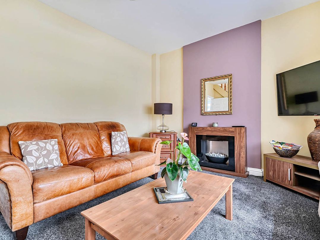Cottage Sleeps 6 with Parking and Garden