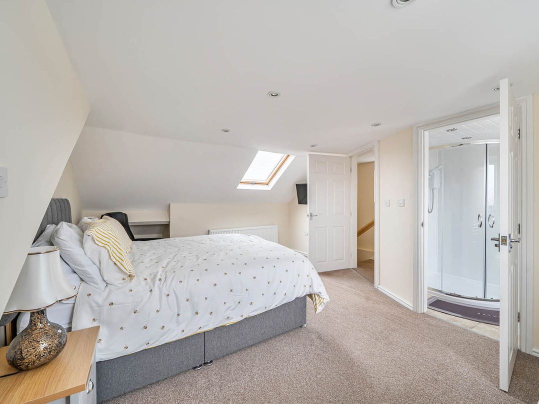 Cottage Sleeps 6 with Parking and Garden