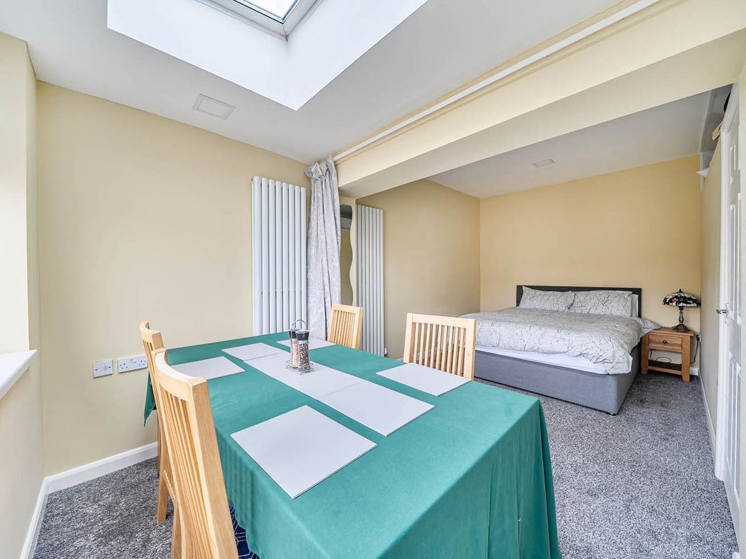 Cottage Sleeps 6 with Parking and Garden