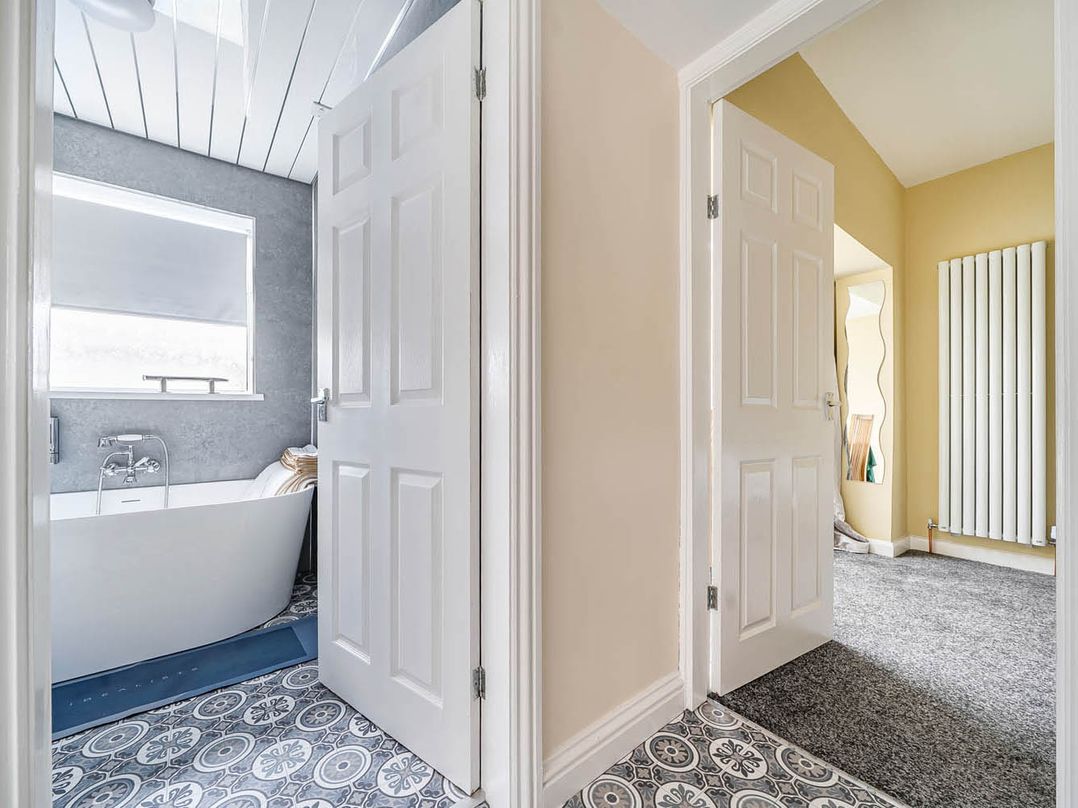 Cottage Sleeps 6 with Parking and Garden