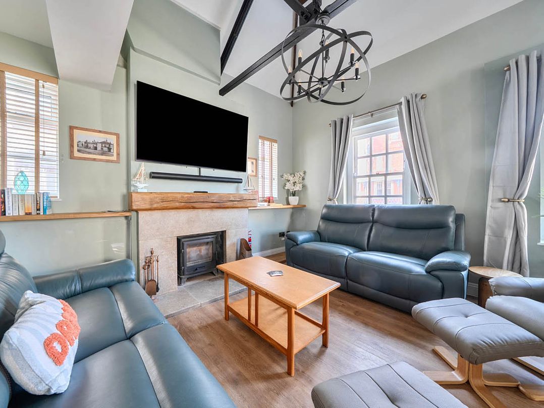 4 Bed Sleeps 8 Pool Table Sea View Parking