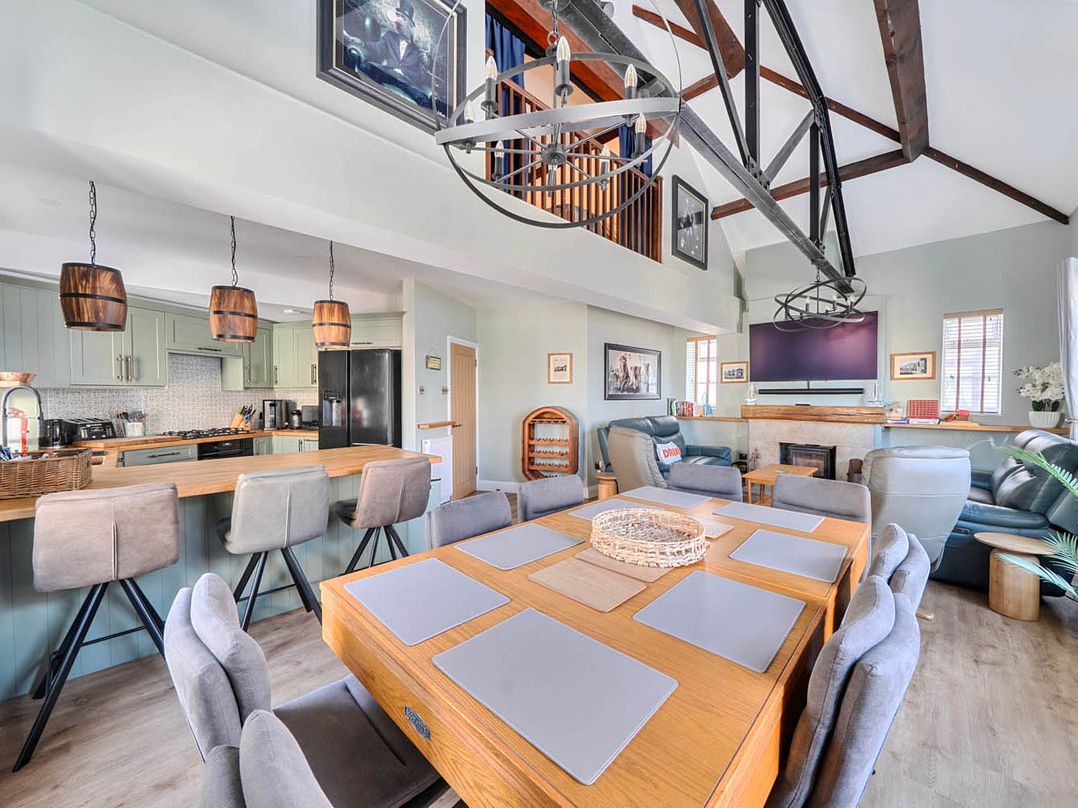 4 Bed Sleeps 8 Pool Table Sea View Parking