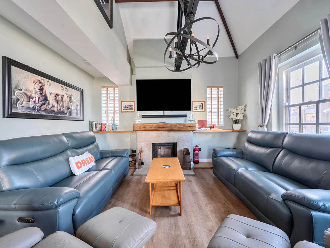 4 Bed Sleeps 8 Pool Table Sea View Parking