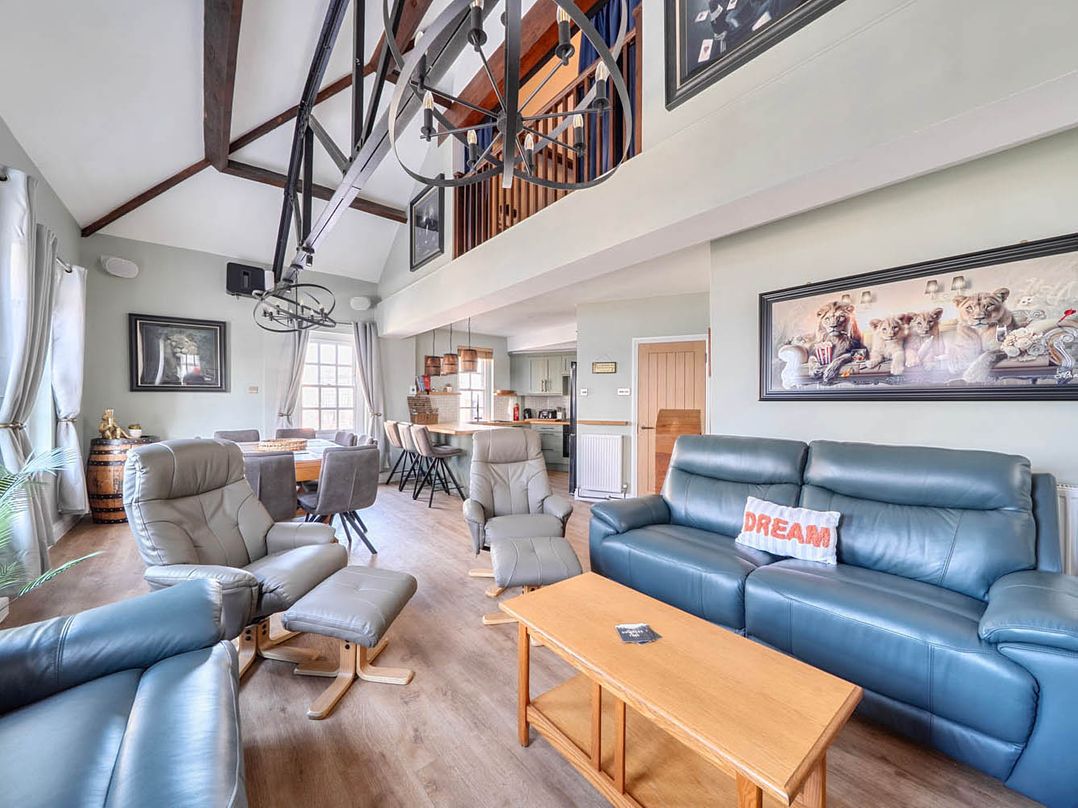 4 Bed Sleeps 8 Pool Table Sea View Parking