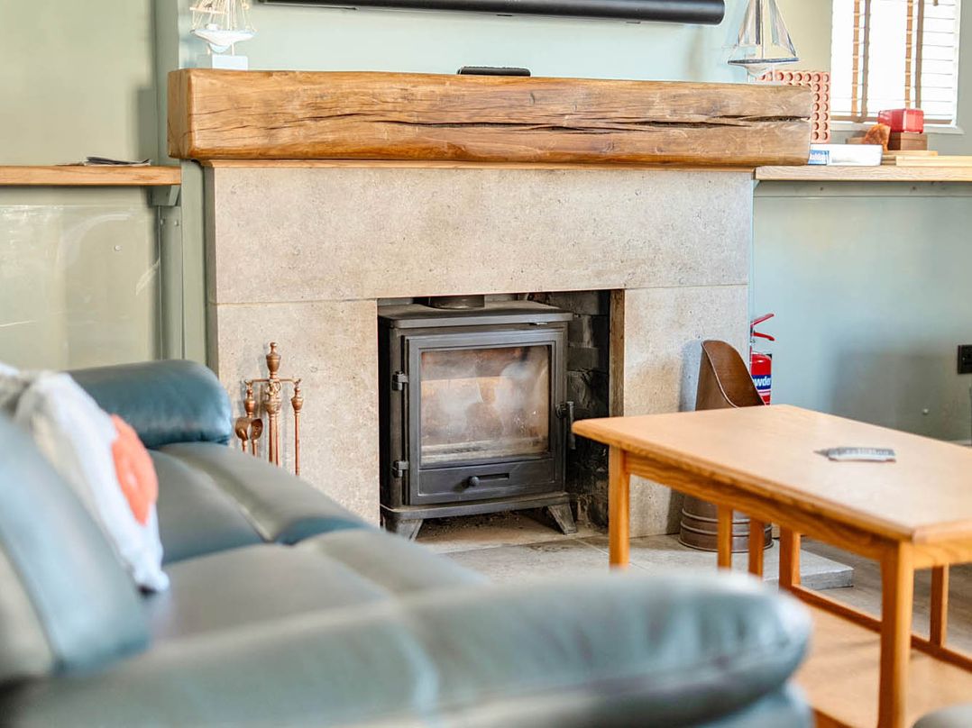 4 Bed Sleeps 8 Pool Table Sea View Parking