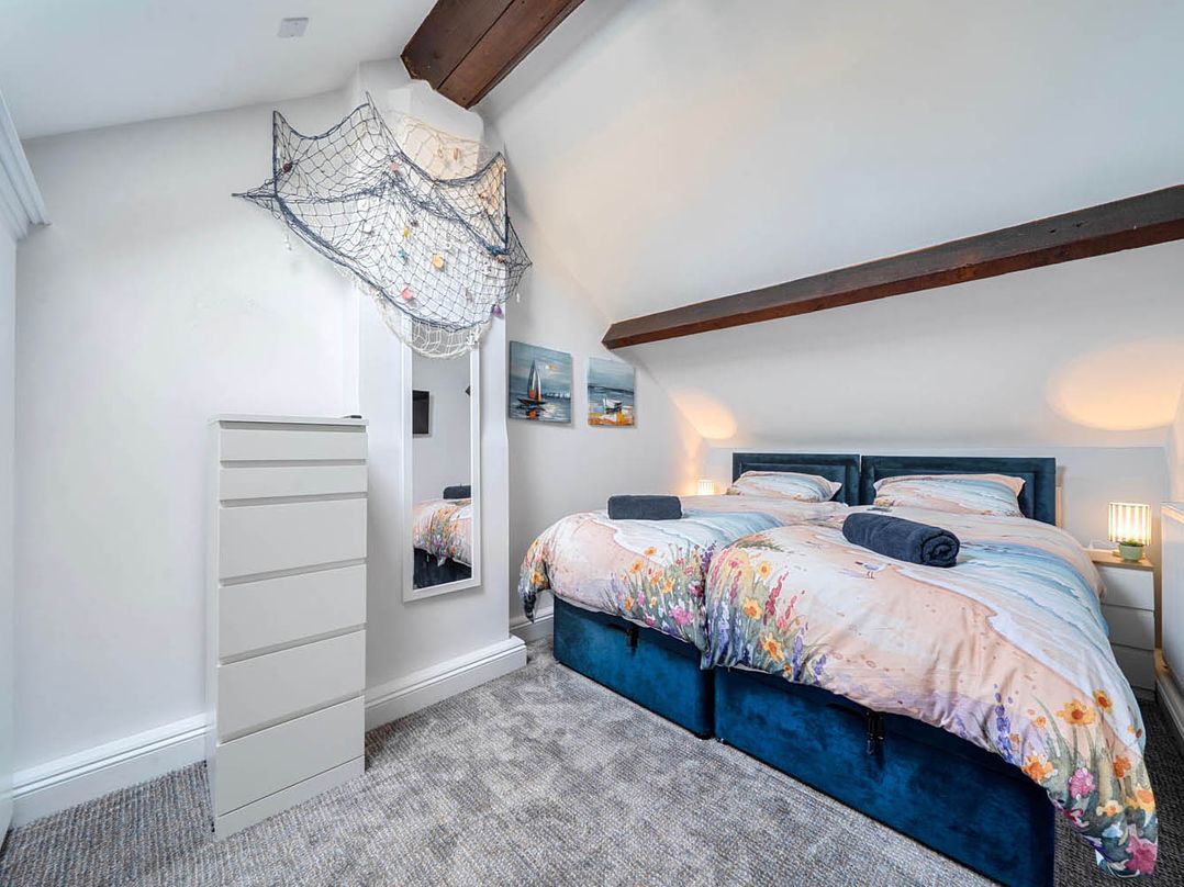 4 Bed Sleeps 8 Pool Table Sea View Parking