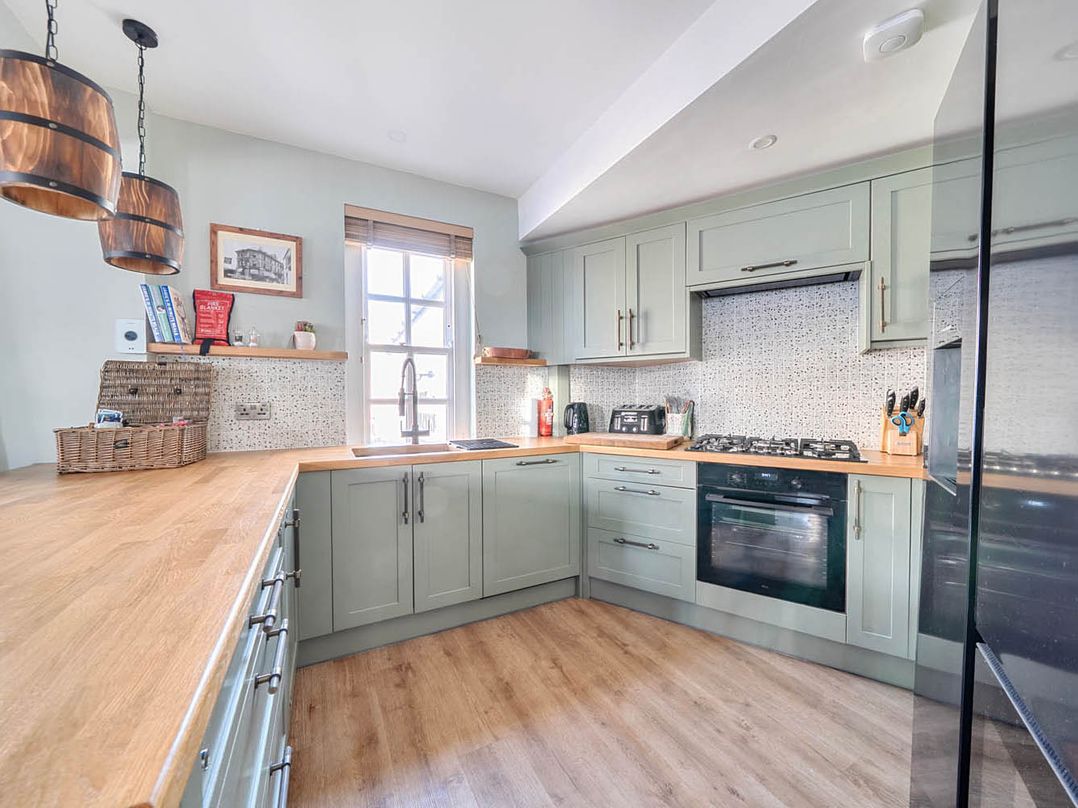 4 Bed Sleeps 8 Pool Table Sea View Parking