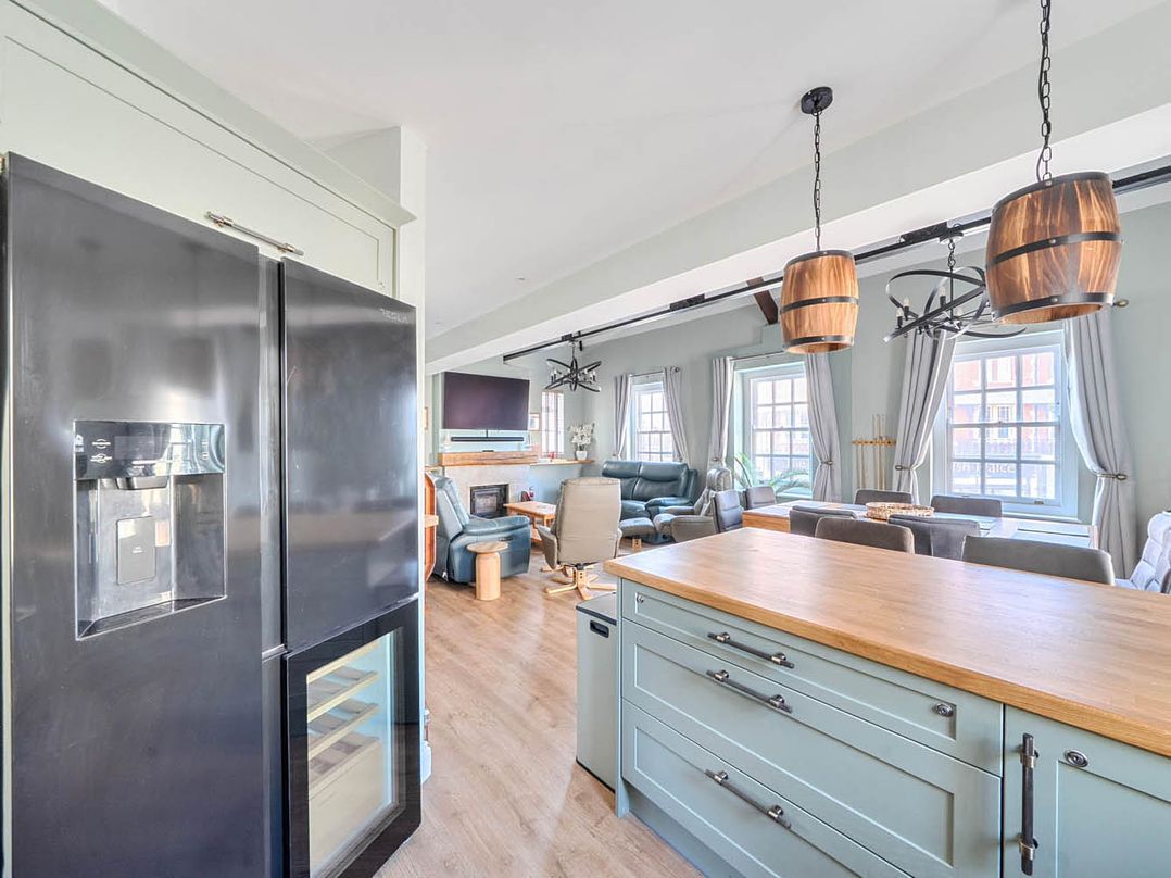 4 Bed Sleeps 8 Pool Table Sea View Parking