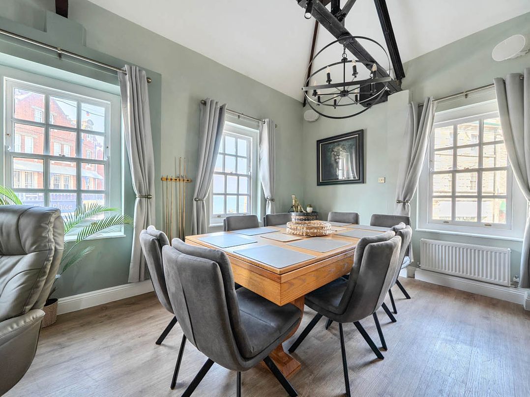 4 Bed Sleeps 8 Pool Table Sea View Parking