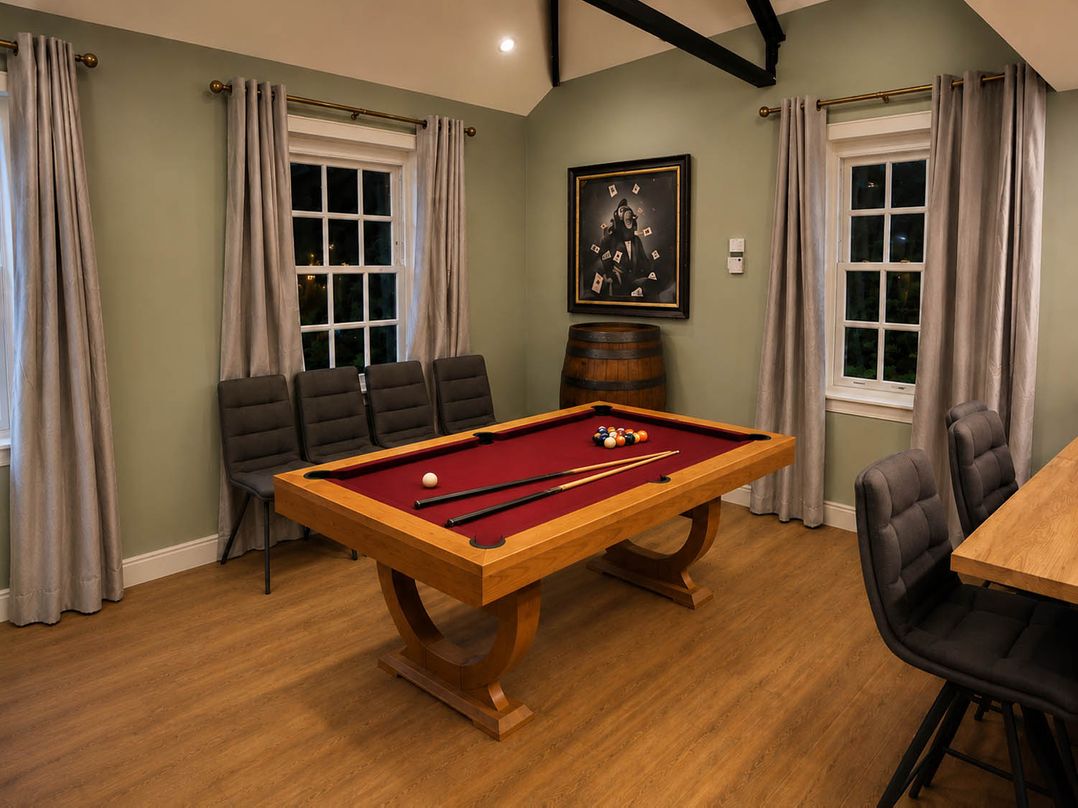 4 Bed Sleeps 8 Pool Table Sea View Parking
