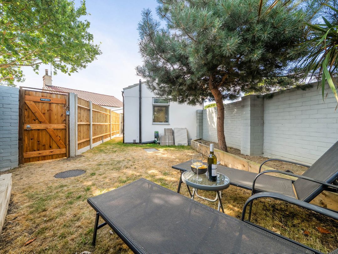 Annexe Bungalow Sleeps 2 Maximum Parking Garden