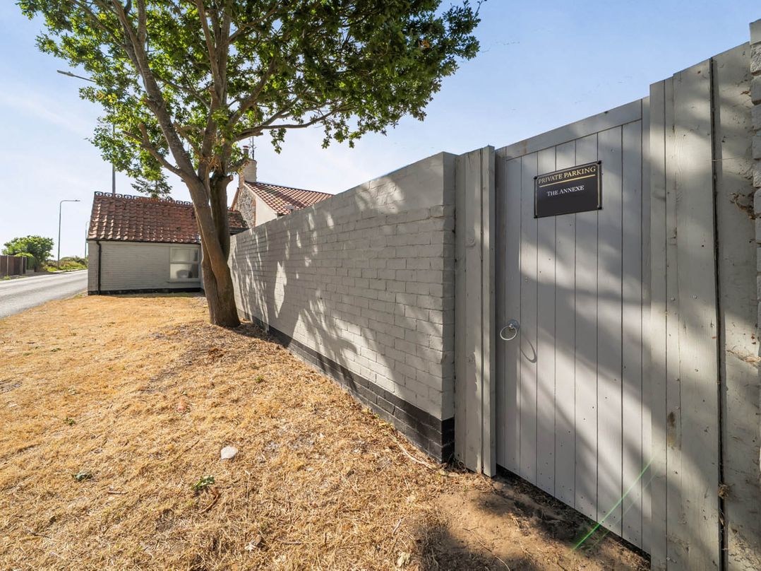 Annexe Bungalow Sleeps 2 Maximum Parking Garden