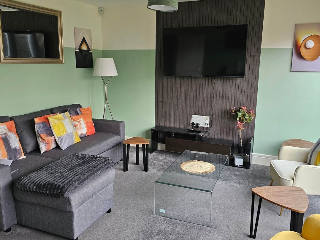 House Sleeps 8 with WiFi