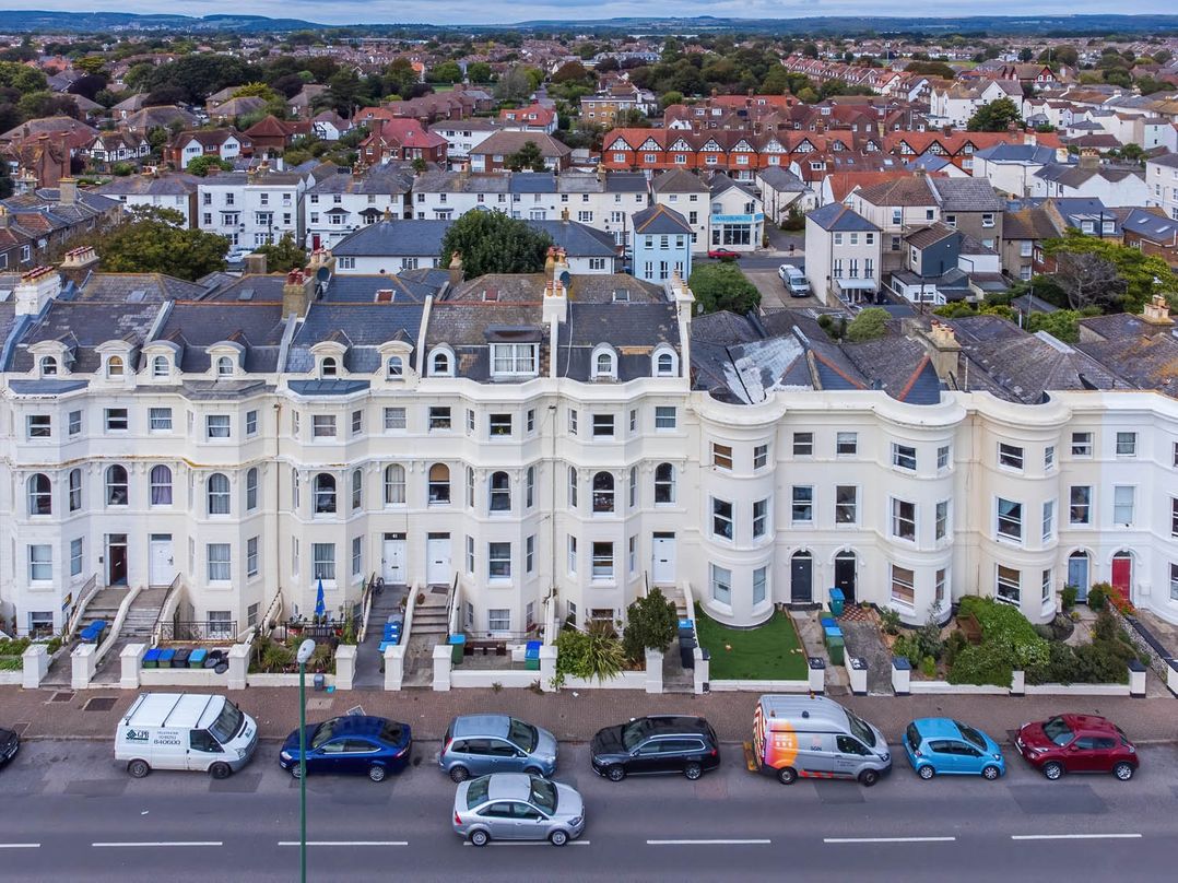 Seafront Apartment Private Garden Free Parking