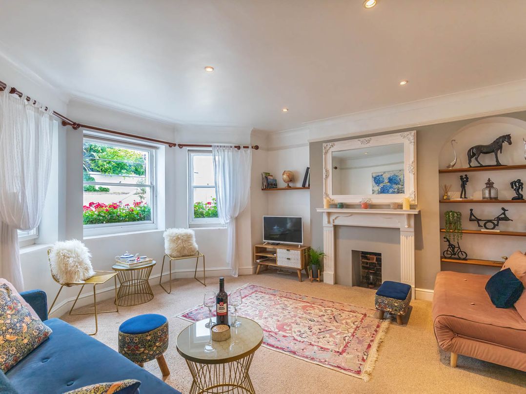 Seafront Apartment Private Garden Free Parking