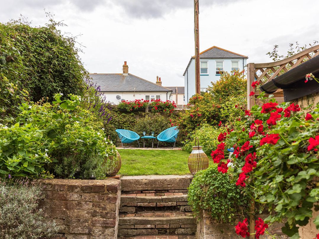 Seafront Apartment Private Garden Free Parking