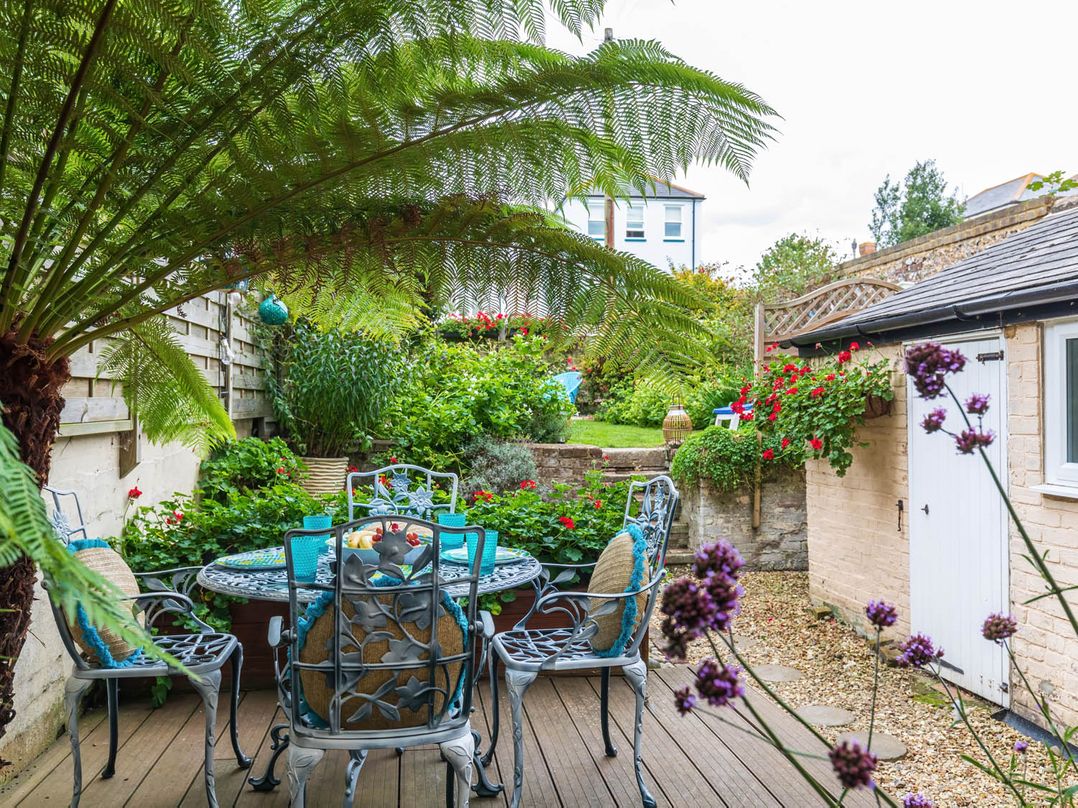 Seafront Apartment Private Garden Free Parking