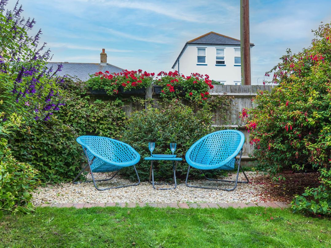 Seafront Apartment Private Garden Free Parking