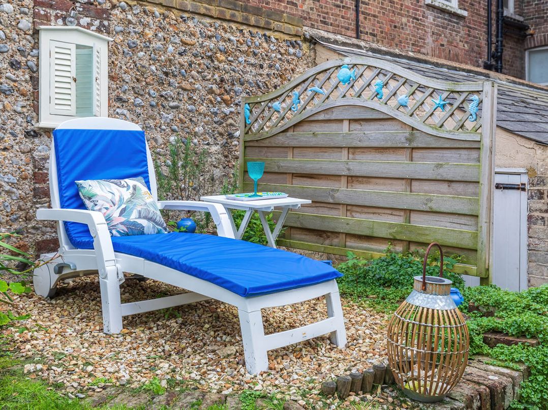 Seafront Apartment Private Garden Free Parking