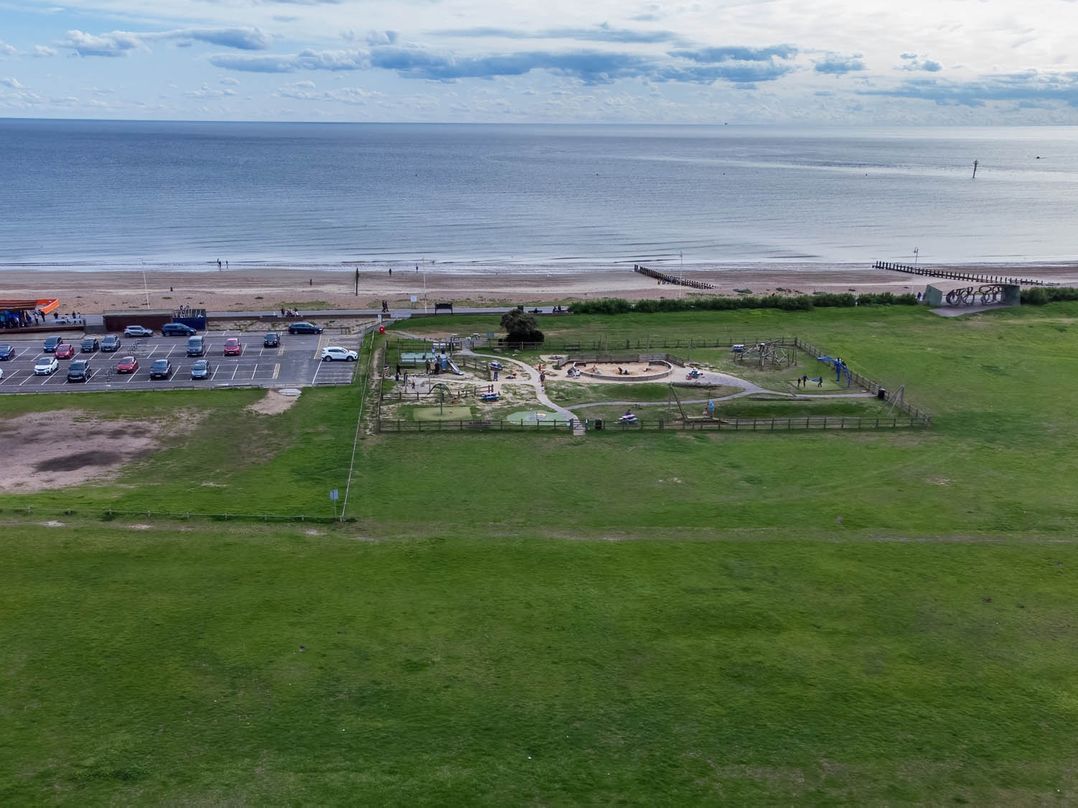 Seafront Apartment Private Garden Free Parking