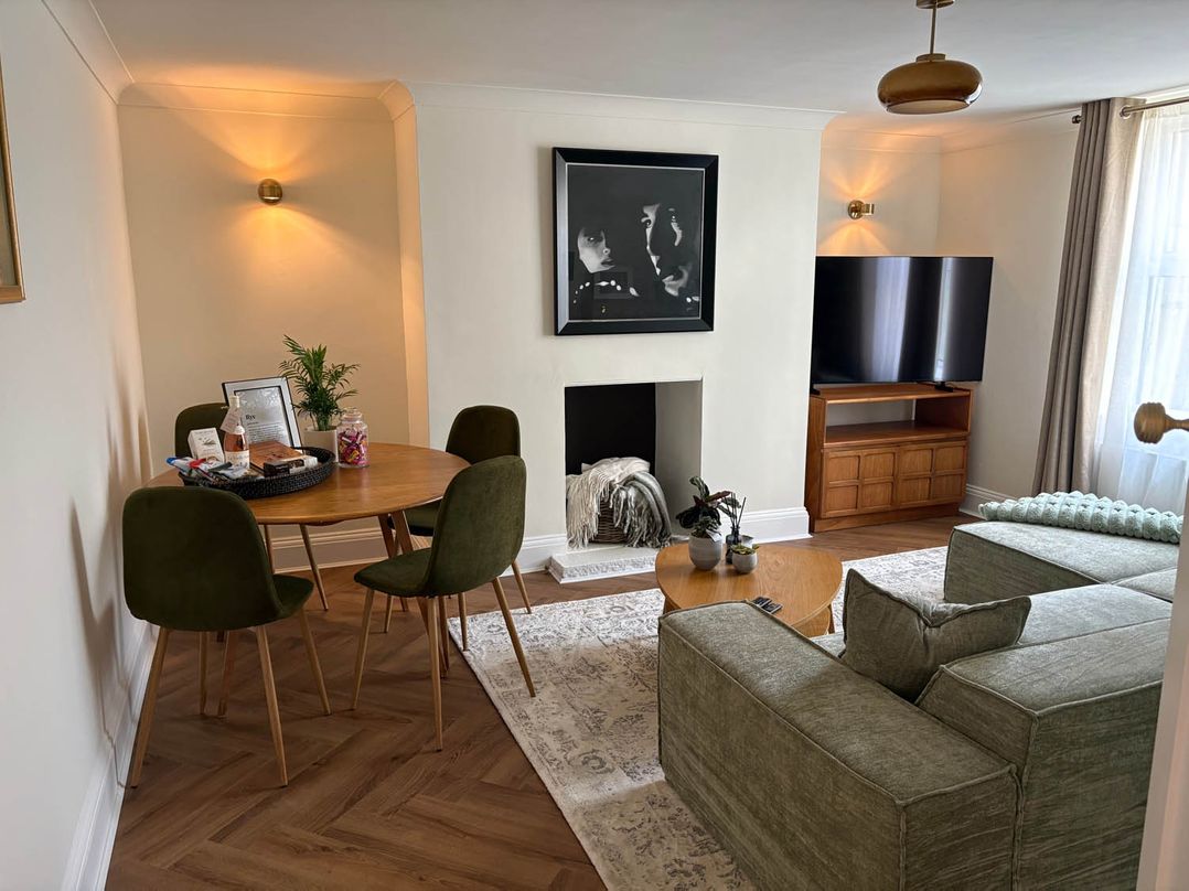 1 Bed  Sleeps 2  Near Beach Parking